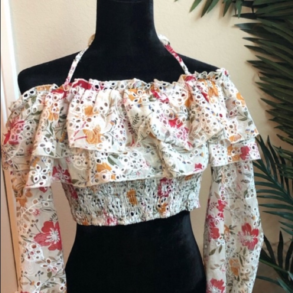 Crop top with flowery ruffle details 🌸🍂